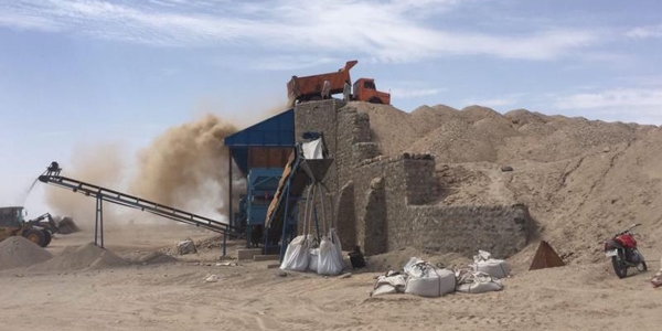 لودر و کامیون برای خاکبرداری در معدن ایرانشهر